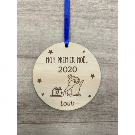 BOULE EN BOIS 8CM GRAVÉE "MON PREMIER NOËL 2021" PINGOUIN